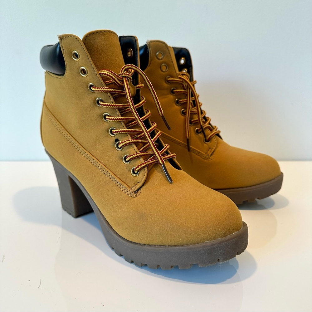 LIKE-NEW Celebrity "Timberland" Tan Lace-Up Chunky Heel Ankle Work boots, Size 8